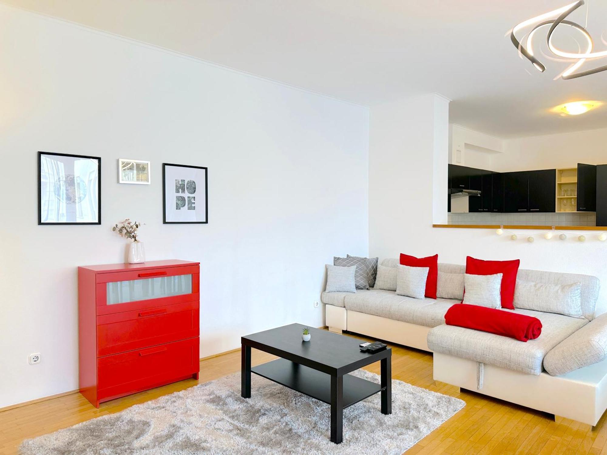 Spacious 3-bedroom With Balcony & Free Parking Apartamento