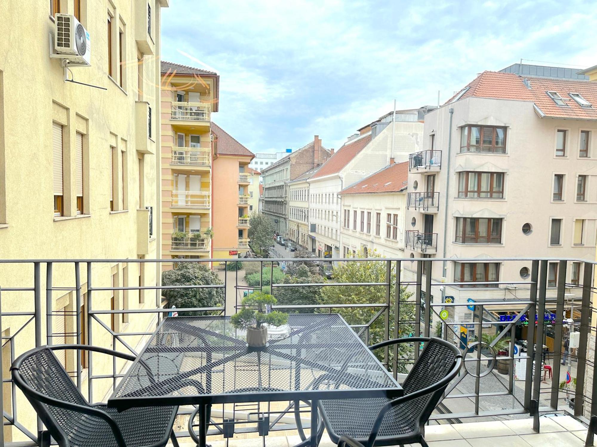 Apartamento Spacious 3-bedroom With Balcony & Free Parking *