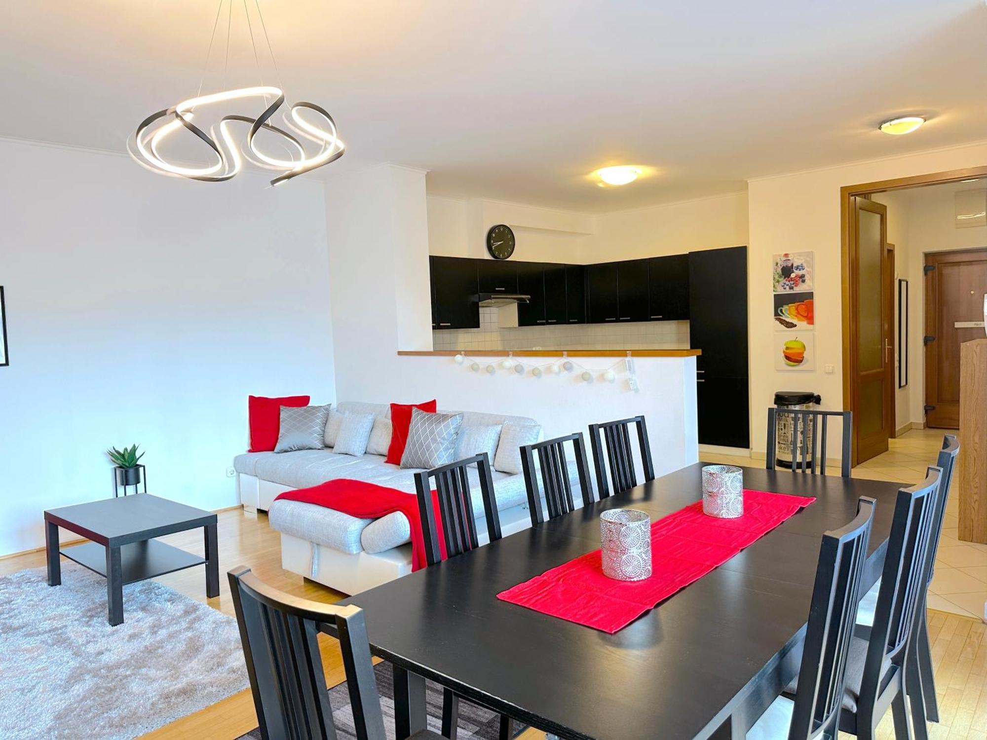 Apartamento Spacious 3-bedroom With Balcony & Free Parking