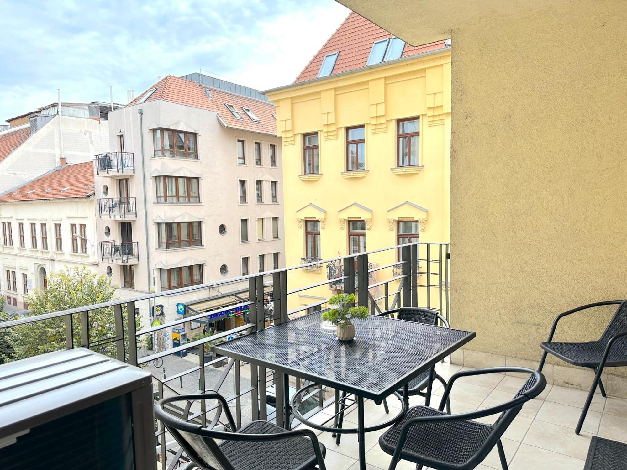 Spacious 3-bedroom With Balcony & Free Parking Apartment Budapest